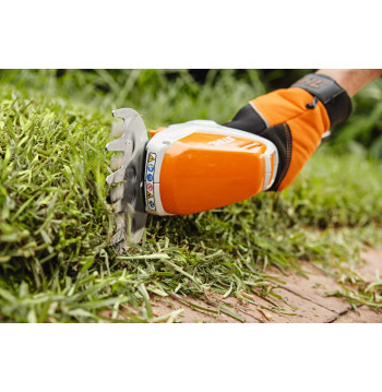 STIHL HSA 26 SET | Rifinitore a batteria per siepi e bordure con lame intercambiabili