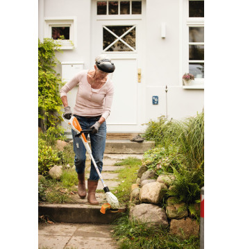 Decespugliatore STIHL FSA 45 – Leggero e pratico per rifiniture in giardino