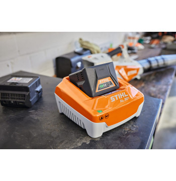 STIHL AL 301 – Caricatore rapido per batterie AP e AR con raffreddamento attivo