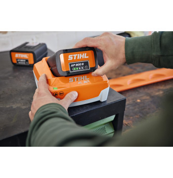 STIHL AL 301 – Caricatore rapido per batterie AP e AR con raffreddamento attivo