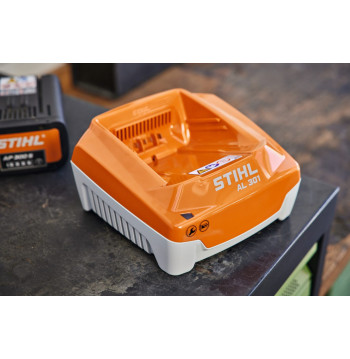 STIHL AL 301 – Caricatore rapido per batterie AP e AR con raffreddamento attivo